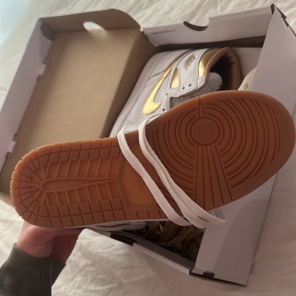 Air Jordan 1 Retro High OG. “White and Gold" - Picture 6 of 7